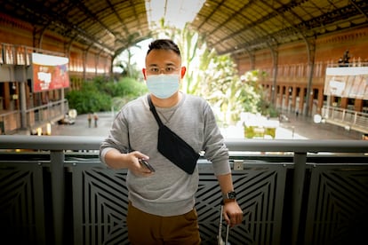 Yifang Zhao, antes de tomar el tren en la estación de Atocha para ir a pasar junto a unos amigos el fin de semana en Gandía.