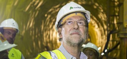 El presidente del Gobierno, Mariano Rajoy, durante la visita a las obras del t&uacute;nel del Ave a Galicia.