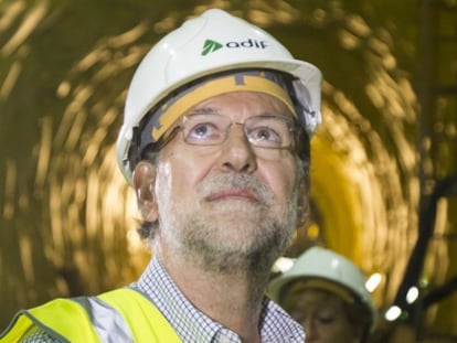 El presidente del Gobierno, Mariano Rajoy, durante la visita a las obras del t&uacute;nel del Ave a Galicia.