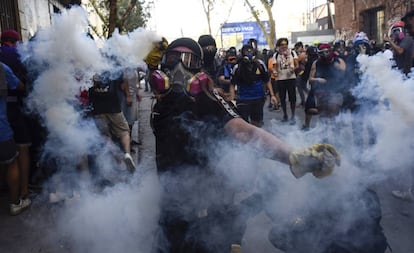 Uma manifestante em um protesto no Chile.