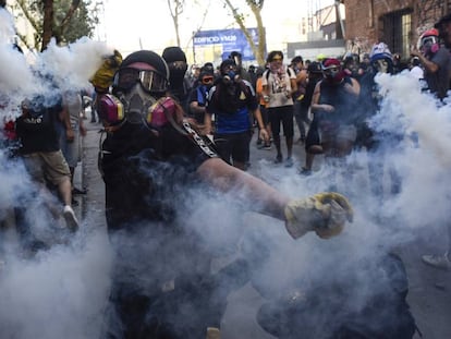 Un manifestante, en una protesta en Chile.