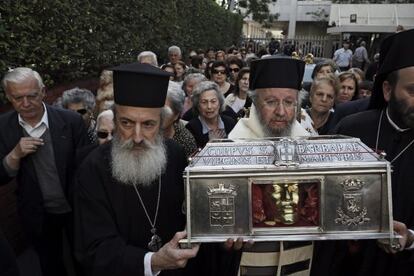 Varios popes transportan las reliquias al hospital.