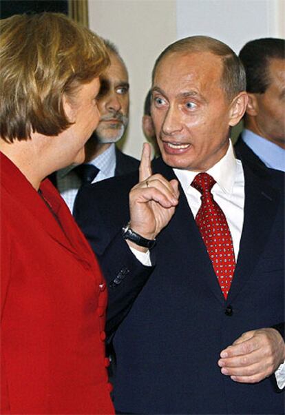 Angela Merkel y Vladímir Putin charlan durante la cumbre de ayer en Tomsk (Siberia).
