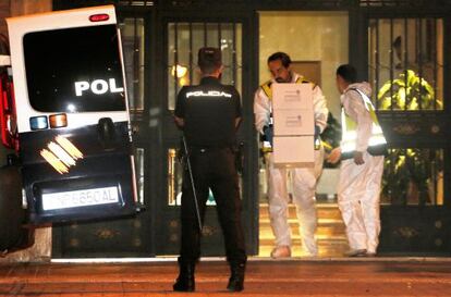 La Policía Nacional, durante el registro del domicilio del presunto pederasta de Ciudad Lineal, Antonio Ortiz.