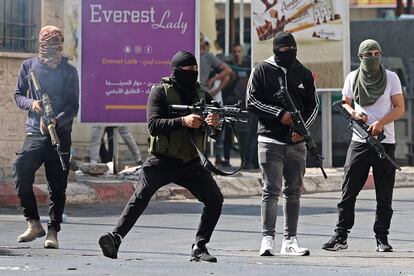 Hombres armados abrían fuego sobre el ejército israelí en Yenín, este lunes.  