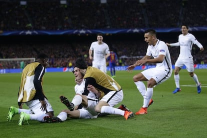 Edinson Cavani festeja con sus compañeros del PSG el gol de su equipo.