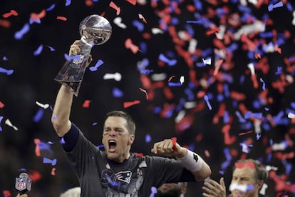 Brady alza el trofeo Vince Lombardi tras vencer a los Atlanta Falcons