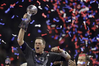 Brady alza el trofeo Vince Lombardi tras vencer a los Atlanta Falcons