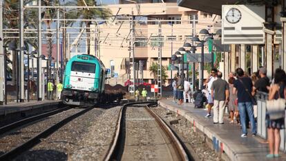 El tren descarrilat a l'estació.