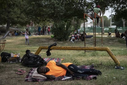 Un migrante haitiano duerme en el parque fronterizo de Ciudad Acuña a orillas del río Bravo. El lugar se está convirtiendo en otro campamento, donde algunos buscan cruzar por otro punto o empezar sus trámites migratorios en el país.