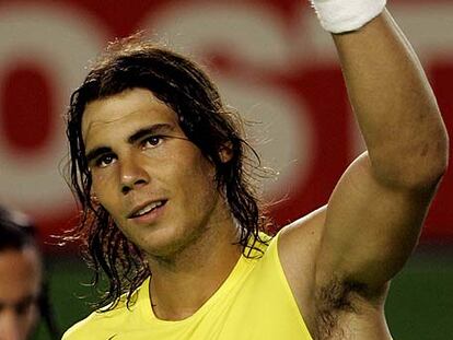 Rafa Nadal saluda al público tras su victoria sobre el estadounidense Robert Kendrick.