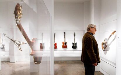 Un hombre observa una guitarra que perteneció al artista Stevie Ray Vaughan.