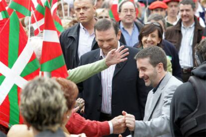 Ibarrexte e Imaz saludan a los simpatizantes del PNV en Bilbao.