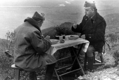 El general Franco, almorzando con el general Dávila en el puesto de mando durante la Guerra Civil.