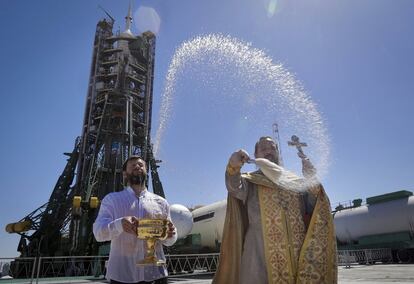 Un sacerdote ortodoxo oficia un servicio de bendición frente al cohete Soyuz FG, en el cosmódromo Baikonur, en Kazajistán.