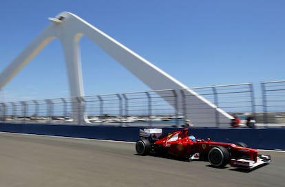 Fernando Alonso rueda en Valencia