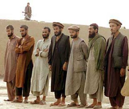 Prisioneros talibanes en la cárcel de Koja Bajawuddin, vigilados por guerreros de la Alianza del Norte.