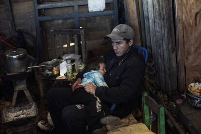 Láminas de madera y chapa, donados por la Secretaría de Estado de Emergencia Nacional son refugios y a veces viviendas permanentes durante y después de las inundaciones.