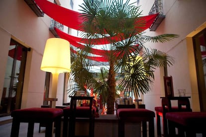 'Lounge' en el patio central del moderno hotel Vincci Soho (Calle Prado, 18. 911 41 41 00. www.vinccihoteles.com).