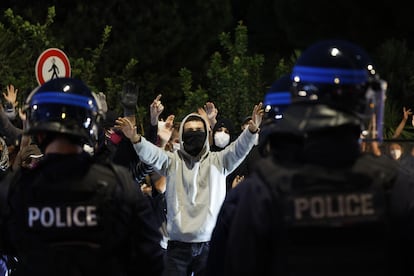 Varios manifestantes del movimiento 'Bloqueemos todo' se enfrentan a la Policía mientras bloquean una glorieta en Montpelier.