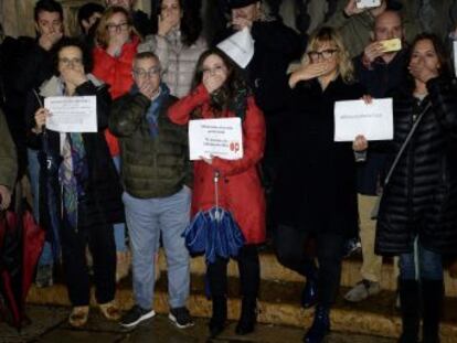 La orden del juez de confiscar los teléfonos de dos periodistas es el último capítulo de una causa que indaga las turbias relaciones entre el mayor empresario del ocio nocturno mallorquín y estamentos políticos y policiales.