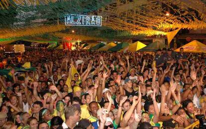 Entre un gol y otro, el público llegó a los 30.000 aficionados que se reunieron para ver el último Mundial. La fiesta, en una calle en la zona norte del Río, empezó en 1978.