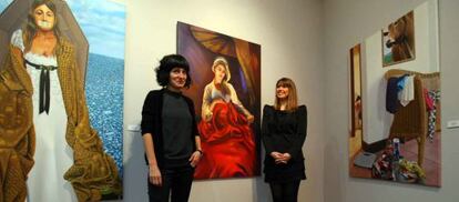 Andrea Abalia (a la izquierda) y Lide Kaltzada, junto a las obras que muestran en la exposición 'Alter ego'.