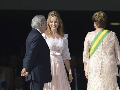 Michel Temer y la esposa, Marcela, al lado de Dilma en la posesión de la presidenta, en 2015.
