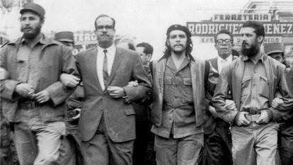 Osvaldo Dorticós, entre Fidel Castro y Ernesto Guevara.