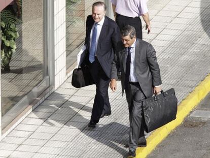 El Presidente de Pescanova, Manuel Fernandez de Sousa (izquierda, a su llegada al consejo de administraci&oacute;n celebrado hoy en Galicia