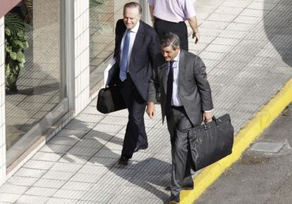 El Presidente de Pescanova, Manuel Fernandez de Sousa (izquierda, a su llegada al consejo de administraci&oacute;n celebrado hoy en Galicia