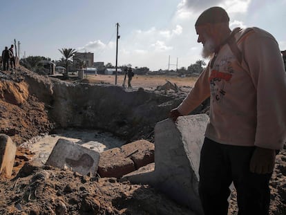 Un hombre ante el cráter dejado por un bombardeo aéreo israelí en la localidad de Deir al-Balah, este miércoles en Gaza.