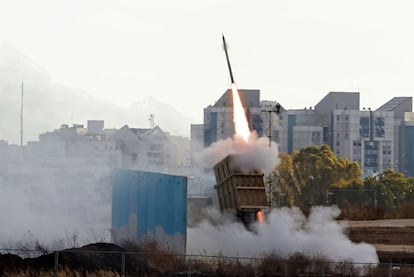 El sistema defensivo denominado Cúpula de Hierro lanzaba un misil interceptor, el lunes cerca de Ashkelón.