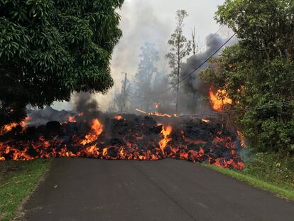Un flujo de lava avanza por la carretera en Leilani Estates cerca de Pahoa, Hawái, el 6 de mayo de 2018.