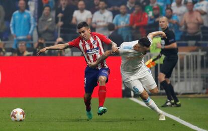 Ángel Correa (izquierda), del Atlético de Madrid, y Lucas Ocampos, del Marsella, pelean por el balón.