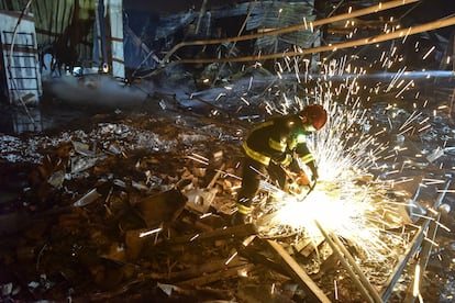 Bomberos y equipos de rescate limpian los escombros utilizando material especializado. No es la primera vez que las tropas de Putin van a por objetivos civiles, un teatro de Mariupol en el que se refugiaban cientos de civiles y el ataque a un centro comercial de Kiev son algunos de los numerosos ataques contra población civil.
