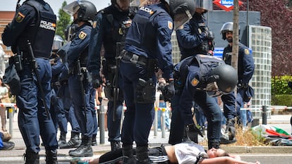 Una joven se deja caer ante los antidisturbios durante el desalojo de la avenida Complutense, tomada este jueves por los estudiantes acampados por Gaza en Madrid.