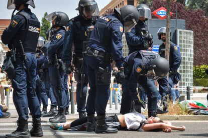 Una joven se deja caer ante los antidisturbios durante el desalojo de la avenida Complutense, tomada este jueves por los estudiantes acampados por Gaza en Madrid.