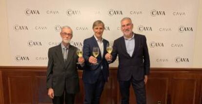 De izquierda a derecha, Pere Guilera (PimeCava), Javier Pagés (DO Cava), y Damià Deàs (Institut del Cava), tras el acuerdo firmado este lunes.