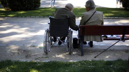 Dos ancianos en un parque de Madrid.
