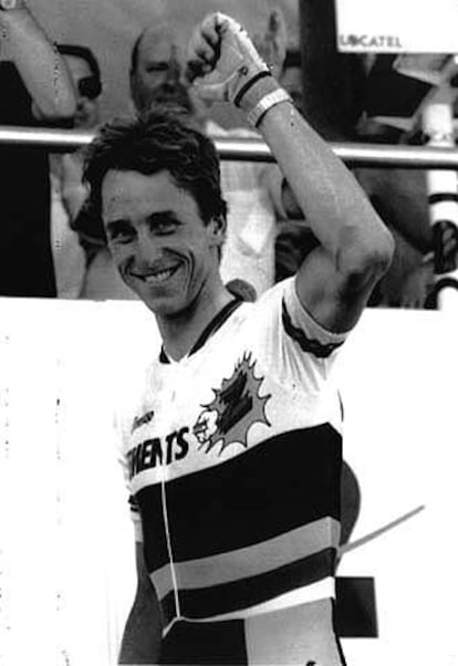 El poder americano se subi a lo ms alto del cajn en 1986, con Greg Lemond, contra todo pronstico. El americano rompi esquemas ante el crono. 1986, 1989 y 1990 asistieron a su desfile triunfal.