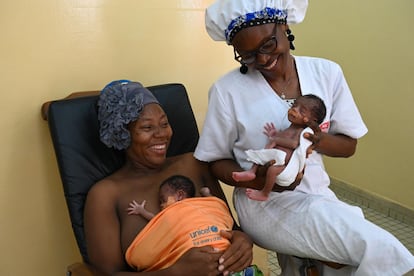 Marie Sergine Mendouga, de 30 años, aprende el método canguro junto a una enfermera en la Fundación Chantal Biya en Yaundé, capital de Camerún. La enfermera, Elise Ngabouloup, practica este método, también conocido como piel con piel, con bebés abandonados. Dar prioridad a la inversión en políticas y programas de apoyo a la lactancia materna, especialmente en entornos frágiles y de inseguridad alimentaria, debe ser una de las prioridades de los gobiernos de todos los países, según Unicef y la OMS.