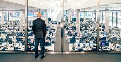 Francisco González observa la planta donde 'traders' operan en banca de inversión en BBVA.