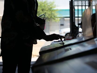 Una mujer vota en las elecciones federales de 2018, en Mexicali, Baja California (México).