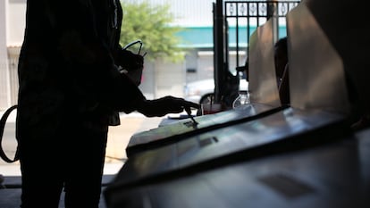 Una mujer vota en las elecciones federales de 2018, en Mexicali, Baja California (México).