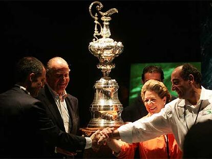 El Rey, el presidente Francisco Camps, la alcaldesa Rita Barberá e Ignacio Galán, ayer, con la jarra de las Cien Guineas.