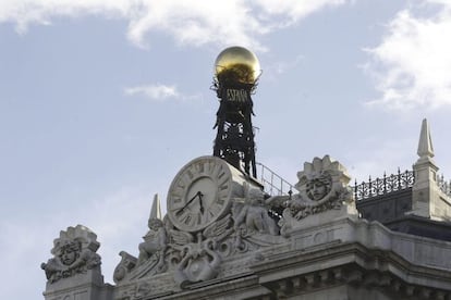 Reloj en la fachada de la sede del Banco de España, en la Plaza de Cibeles en Madrid.