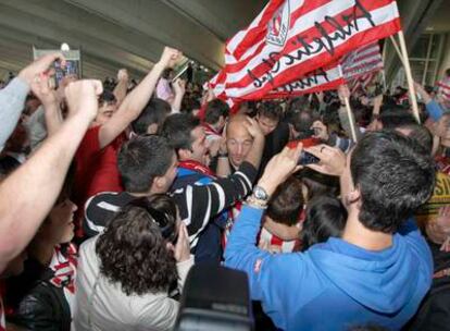 Seguidores del Athletic abrazan a Toquero tras la llegada del equipo al aeropuerto de Bilbao.