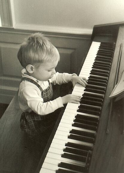 Dan Brown, tocando el piano de pequeño.