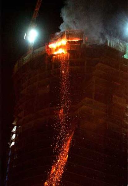 Hacia las seis de la madrugada ha quedado extinguido el incendio en la torre más alta de Madrid. El edificio, de 223 metros,  será próximamente uno de los rascacielos más grandes de España.